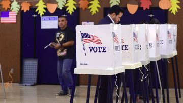 Denuncian largas esperas en centros electorales del condado de Los Ángeles.