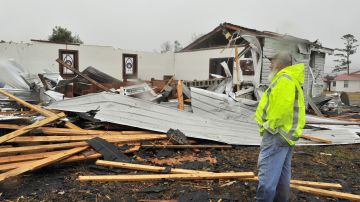 Destrozos causados por un tornado previo en Alabama.