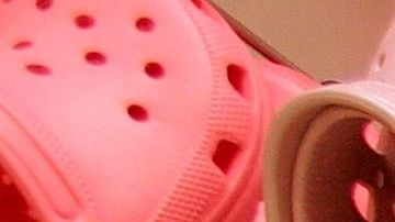 Los zapatos son impermeables y están hechos de una resina similar al caucho.