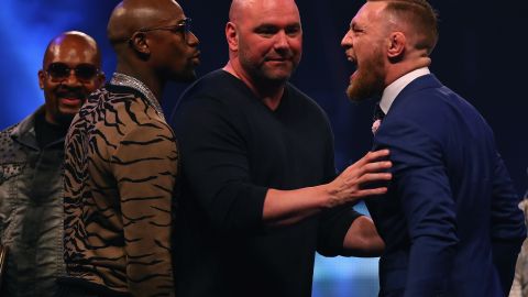 Dana White, del UFC,  entre Mayweather y McGregor.