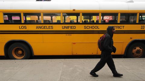 LAUSD abre 60 centros de entrega de comidas.