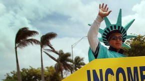 Algunos preparadores de impuestos afirman que pueden garantizarte un reembolso más grande que el de sus competidores.