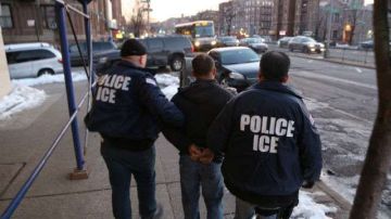 Los inmigrantes corren alto riesgo de contagiarse en las congestionadas cárceles de ICE.