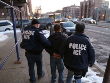 Los inmigrantes corren alto riesgo de contagiarse en las congestionadas cárceles de ICE.