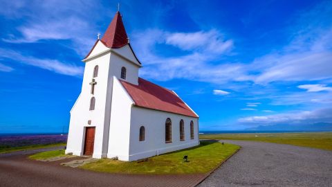 Esta pareja de Maryland tomó una iglesia similar a la de la imagen para vivir.