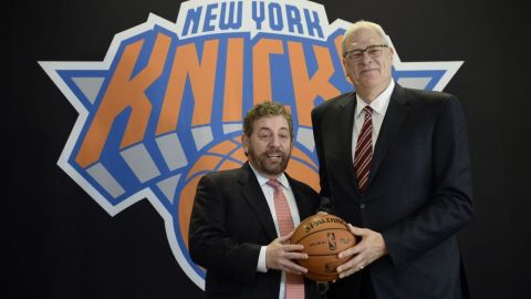 Jim Dolan (izq.) hace algunos años con Phil Jackson.