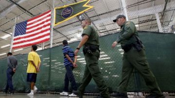 Cientos de menores centroamericanos que llegan solos a la frontera de Estados Unidos están siendo procesados y detenidos diariamente por las autoridades.