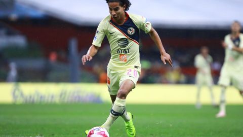 Diego Lainez conduciendo el balón.