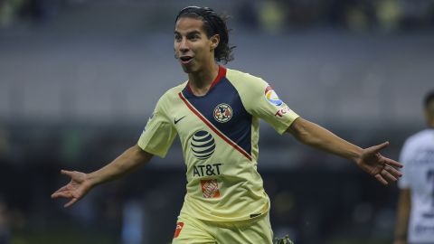 Diego Laínez anotó un gran gol ante los Pumas.
