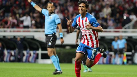 Macías besó la playera de Chivas tras anotarle a León.