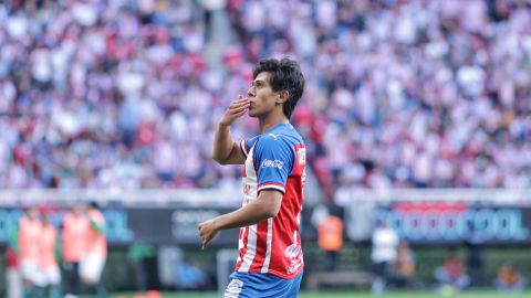 Macías anotó uno de los goles en la victoria de las Chivas.