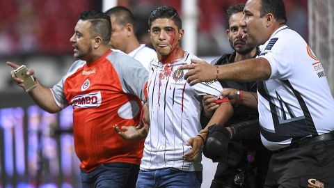 Un hombre tuvo que ser resguardado en la cancha.