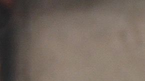 Benigno Hernández lee la biblia mientras espera que alguien quiera bolearse los zapatos en medio de la contingencia por coronavirus.