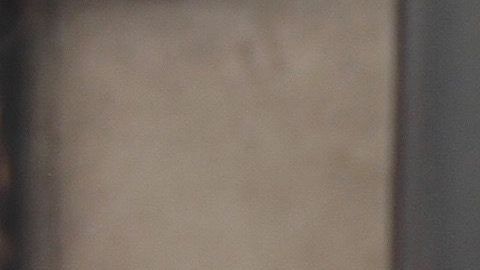 Benigno Hernández lee la biblia mientras espera que alguien quiera bolearse los zapatos en medio de la contingencia por coronavirus.