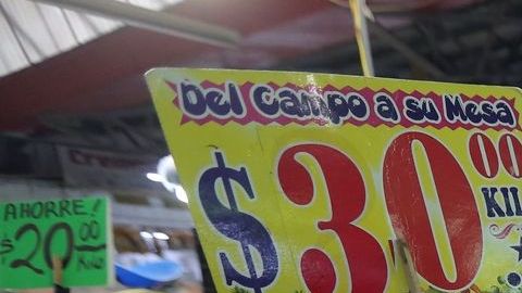 Por seguridad, se recomienda lavar las frutas y verduras con agua y jabón