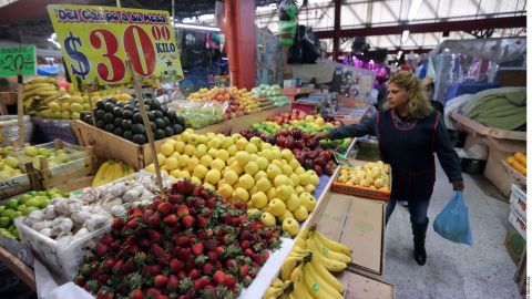 Por seguridad, se recomienda lavar las frutas y verduras con agua y jabón