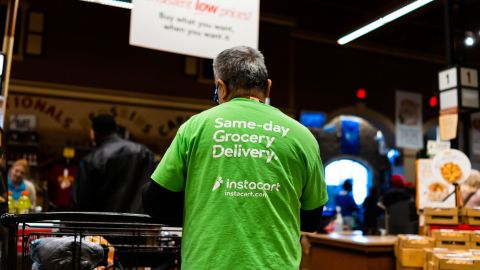 Los trabajadores de Instacart protestan la falta de una compensación por la peligrosidad de su labor.