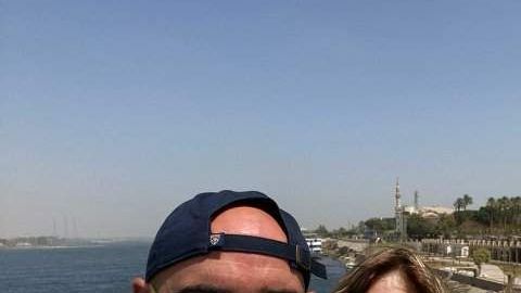 Javier Parodi junto a su madre y su prima en el crucero por el río Nilo confinados en el barco.