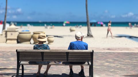 Aunque Estados Unidos cuenta con varias ciudades de jubilados, algunos buscan algo mejor en el extranjero.