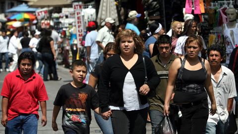 El coronavirus ha afectado la salud y el empleo de los latinos en EEUU.