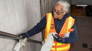 La MTA realizó un operativo masivo de limpieza, sobre toda áreas que son las que más tocan los usuarios, como torniquetes, máquinas de compra de boletos y pasamanos.