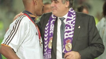 Lorenzo Sanz junto a Nicolas Anelka después de obtener la Liga de Campeones en el año 2000.