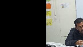 El maestro suele tener estos gestos con sus alumnas.