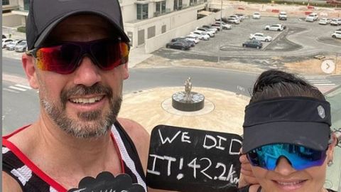 Collin Allin y su esposa corrieron los 42 kilómetros en 5 horas.