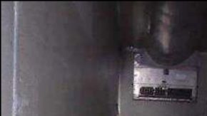 En el piso de la caja de un tráiler.