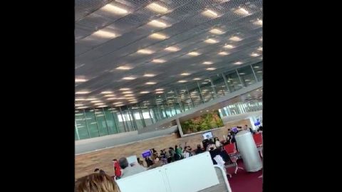 Mexicanos varados en aeropuerto de París.