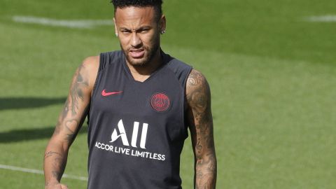 El brasileño Neymar, no deja de entrenase pese al parón de su liga.