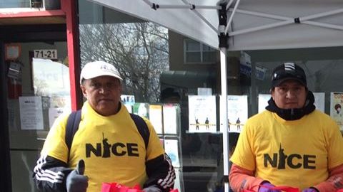 MIembros de NICE repartieron ayer bolsas de comida a jornaleros en Queens. /Cortesía