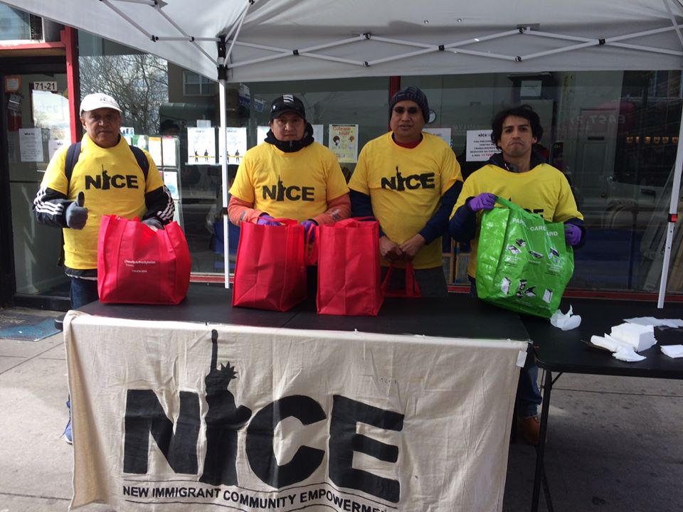 MIembros de NICE repartieron ayer bolsas de comida a jornaleros en Queens. /Cortesía