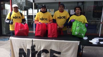 MIembros de NICE repartieron ayer bolsas de comida a jornaleros en Queens. /Cortesía
