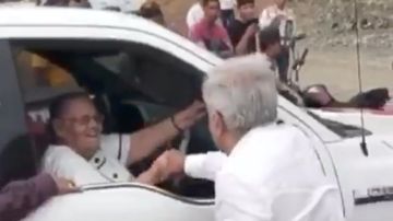 AMLO saludó de mano a la mamá del Chapo Guzmán.