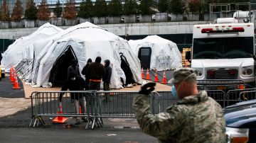 Trabajadores y miembros de la Guardia Nacional construyen una morgue improvisada afuera del Hospital Bellevue, en la ciudad de Nueva York.