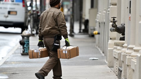 Un empleado de UPS es visto en Manhattan haciendo entregas.