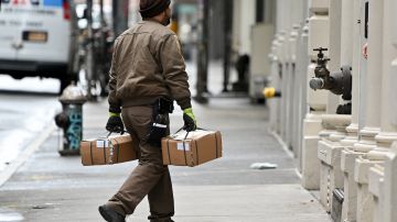 Un empleado de UPS es visto en Manhattan haciendo entregas.