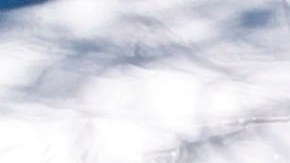 Médicos en equipo de protección se paran cerca de una carpa instalada en el hospital Elmhurst, donde se han registrado varias muertes por coronavirus.