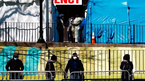 Médicos en equipo de protección se paran cerca de una carpa instalada en el hospital Elmhurst, donde se han registrado varias muertes por coronavirus.