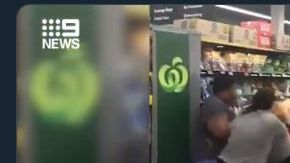 Las mujeres se enojaron porque la otra llevaba el carrito lleno de papel.