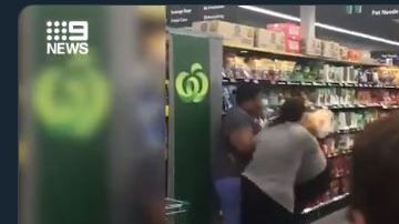 Las mujeres se enojaron porque la otra llevaba el carrito lleno de papel.