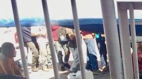Un vigilante controla el ingreso a Casa Indi, uno de los albergues que recibe aún a migrantes en la frontera norte.