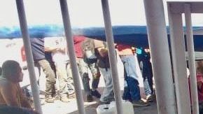 Un vigilante controla el ingreso a Casa Indi, uno de los albergues que recibe aún a migrantes en la frontera norte.