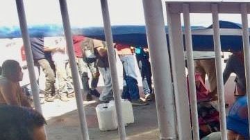 Un vigilante controla el ingreso a Casa Indi, uno de los albergues que recibe aún a migrantes en la frontera norte.