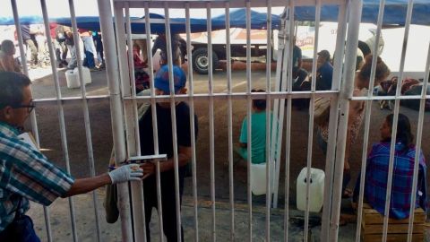 Un vigilante controla el ingreso a Casa Indi, uno de los albergues que recibe aún a migrantes en la frontera norte.