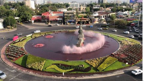 Las aguas de la Minerva en Guadalajara,  teñidas de rojo en protesta por los feminicidios.