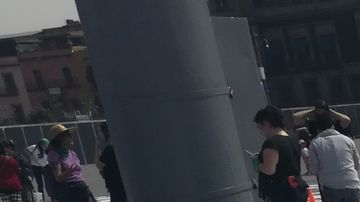 Pintaron en la plancha del Zócalo los nombres de víctimas de feminicidio.