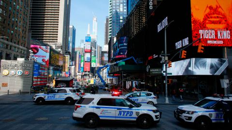 Los policías están patrullando negocios y lugares públicos para garantizar que se cumpla el distanciamiento social.