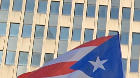 Un grupo participa en una protesta que exige atención federal para Puerto Rico.